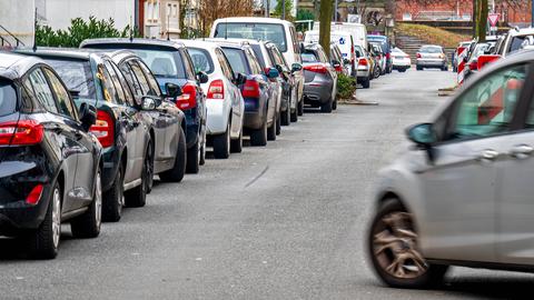 Autos parken an der Straße.