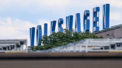 "Volkswagen"-Schriftzug am VW-Werk in Baunatal 