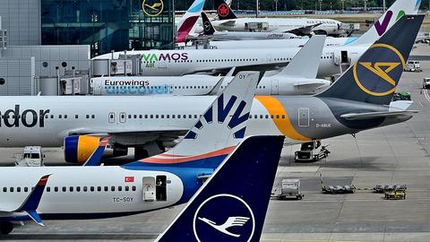 Flugzeuge verschiedener Airlines während der Abfertigung am Frankfurter Flughafen Fraport.