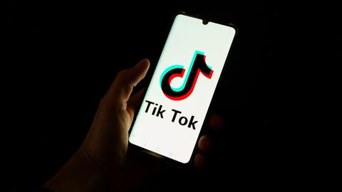 Das Logo der Socia-Media-Plattform TikTok auf einem Smartphone-Bildschirm.