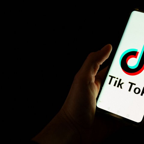 Das Logo der Socia-Media-Plattform TikTok auf einem Smartphone-Bildschirm.