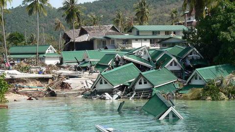 Eine zerstörte Hotelanlage auf der thailändischen Insel Ko Phi Phi nach dem Tsunami 2004