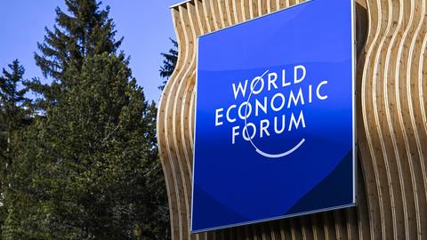 Schriftzug "World Economic Forum" ("Weltwirtschaftsforum") in Davos