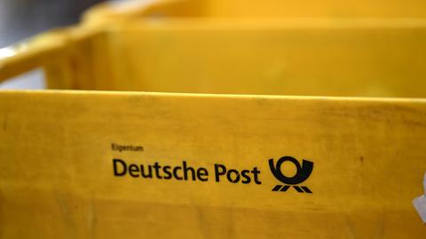 Logo der Deutschen Post auf einer Plastikbox