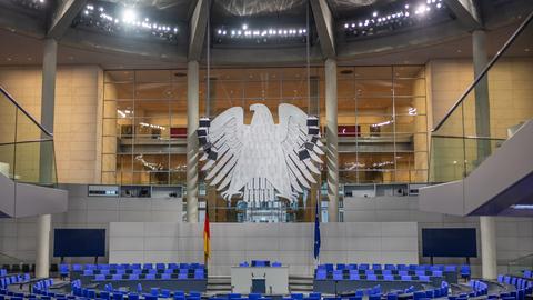 Blick in den leeren Plenarsaal im Bundestag.