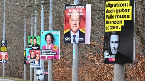 Zahlreiche Wahlplakate verschiedener Parteien hängen an einer Straße in der baden-württembergische Landeshauptstadt Stuttgart.