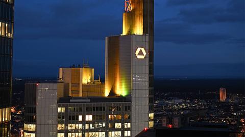 Nachtaufnahme der Zentrale der Commerzbank in Frankfurt am Main.