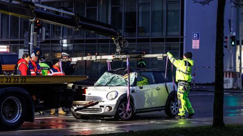 Das Tatfahrzeug wird am Einsatzort auf einen Abschleppwagen gehoben. 