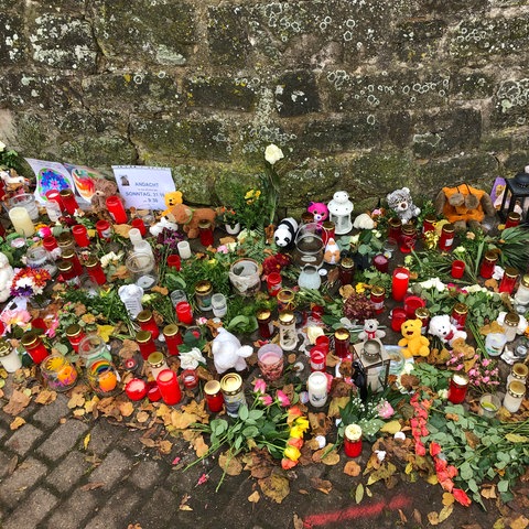 Aufgestellte Kerzen und ablegte Blumen vor dem Unfallort in Witzenhausen.  ()