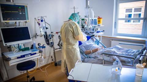 Eine Pflegekraft betreut im besonders geschützten Teil der Intensivstation des Universitätsklinikums Greifswald einen Corona-Patienten. (dpa)