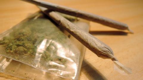 Joints aus Cannabis Blättern. (NDR/PIER 53 Filmproduktion)