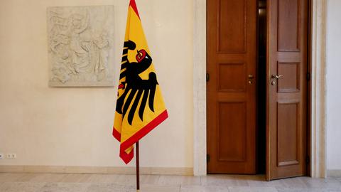 Die Standarte des Bundespräsidenten, eine schwarz-rot-goldene Flagge an einem Stab.