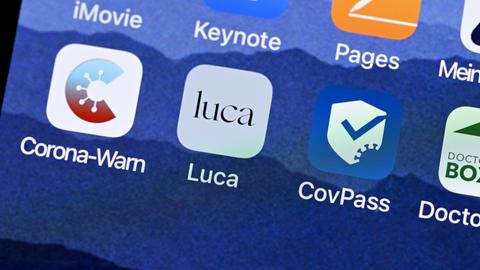 Das Startsymbol einer Luca-App ist neben den Symbolen von Corona-Warn-App und CovPass App auf einem Bildschirm eines Smartphones dargestellt.  (dpa)