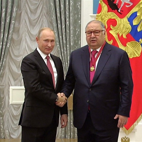 Wladimir Putin und Alisher Usmanov reichen sich die Hand. ()