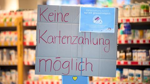 Schild am Eingang eines Geschäfts: "Keine Kartenzahlung möglich" (dpa)