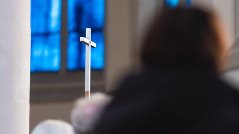 Ein Kreuz in einer Kirche. (dpa)