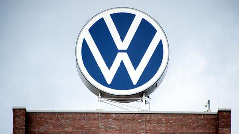 VW-Logo auf einem Werk des Konzerns (dpa)