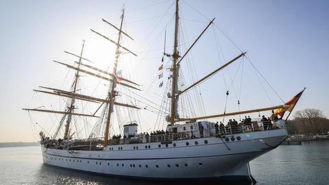 Das Segelschulschiff "Gorch Fock" beim Anlegen an der Mole im Marinestützpunkt Kiel-Wik. ()