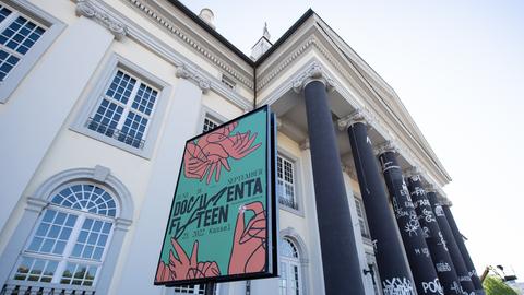 documenta-Plakat in einem Plakatständer vor Säulen des Eingangbereichs des Museums "Fridericianum" (Froschperspektive).  (picture alliance/dpa)