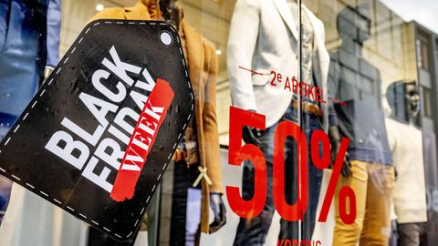 Black-Friday-Werbung in einem Schaufenster (picture alliance / ROBIN UTRECHT)