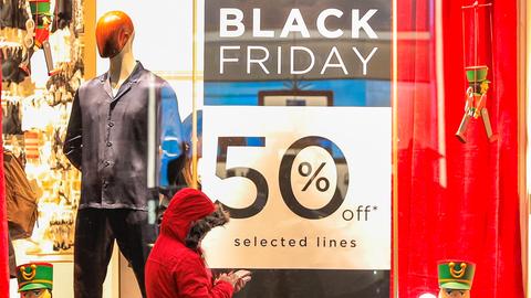 Black Friday Werbung in einem Schaufenster (picture alliance / Photoshot)