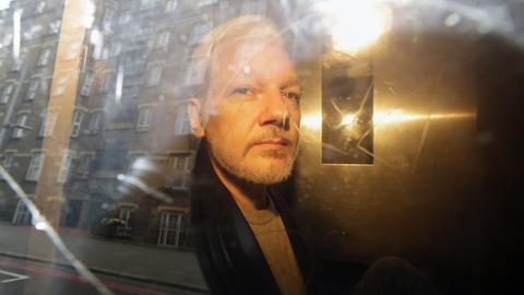 Julian Assange verlässt im Mai 2019 ein Londoner Gericht (dpa)