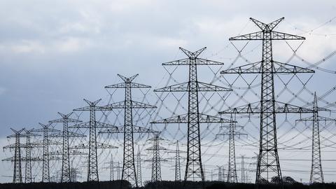 Strommasten des vierten Abschnitts der Westküstenleitung sind vor der Offiziellen Inbetriebnahme in Klixbüll neben dem TenneT-Umspannwerk Klixbüll/Süd zu sehen. (dpa)