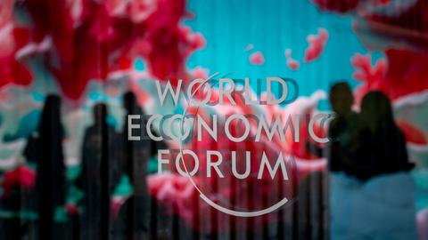 Schriftzug "World Economic Forum" ("Weltwirtschaftsforum") in Davos (AFP)