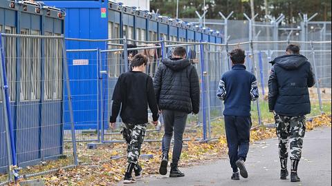 Flüchtlinge gehen über das Gelände der Zentralen Erstaufnahmeeinrichtung für Asylbewerber (ZABH) des Landes Brandenburg. (dpa)