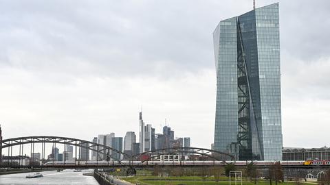 Die Zentrale der Europäischen Zentralbank (EZB) ragt vor den Hochhäusern der Bankenstadt in Frankfurt am Main in die Höhe. (dpa)
