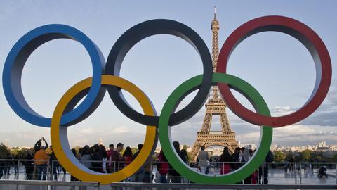 Die Olympischen Ringe vor dem Eiffelturm (2017) (dpa)