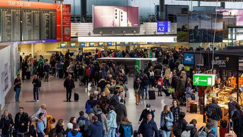 Passagiere stehen im Terminal 1 in einer Schlange im Flughafen Frankfurt. (dpa)