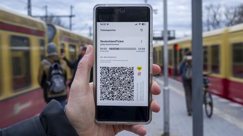 Auf dem Display eines Smartphones wird der QR-Code vom bundesweiten Deutschland-Ticket angezeigt. (picture alliance/dpa)