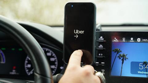 Innenansicht eines Uber-Fahrzeugs mit der Uber Connect-Anwendung  (picture alliance / AA)