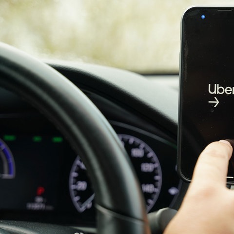 Innenansicht eines Uber-Fahrzeugs mit der Uber Connect-Anwendung  (picture alliance / AA)