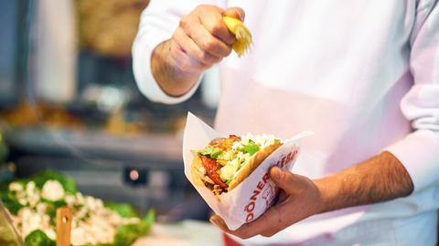 Zubereitung eines Döner in der vegetarischen Variante (picture alliance / Robert Schles)