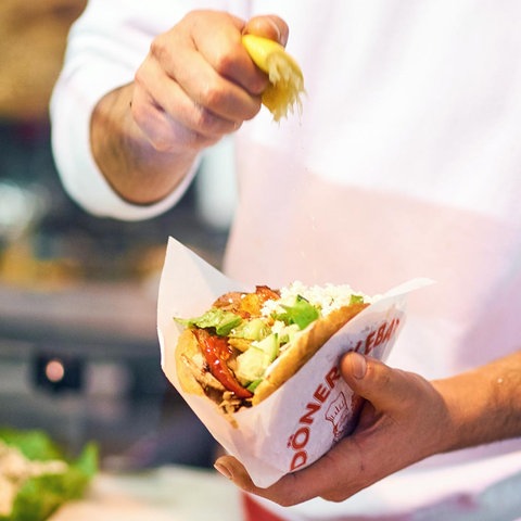 Zubereitung eines Döner in der vegetarischen Variante (picture alliance / Robert Schles)