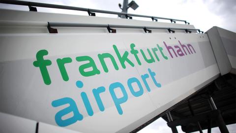 Eine Flugzeugtreppe steht auf dem Flughafen Frankfurt-Hahn. (picture alliance/dpa)