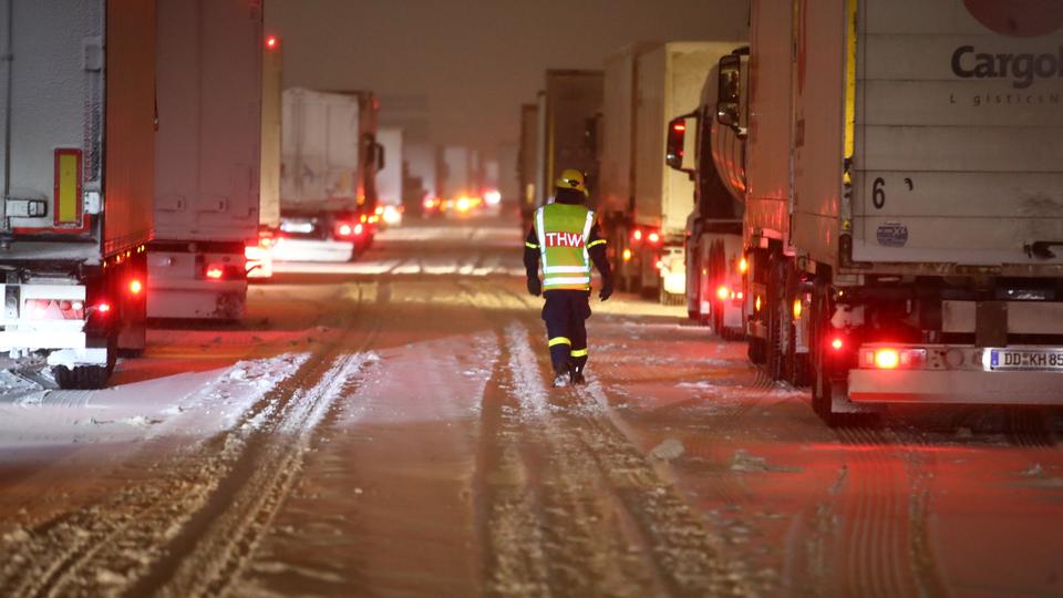 +++ Snow chaos on the A4 +++ 45-year-old man threatens a man in Darmstadt with a pistol +++ Fire on a cargo ship in Frankfurt +++ |  hessenschau.de