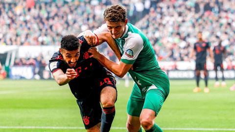 Bayern Münchens Fußballprofi Noussair Mazraoui (l.) im Bundesliga-Spiel bei Werder Bremen im Zweikampf mit Jens Stage