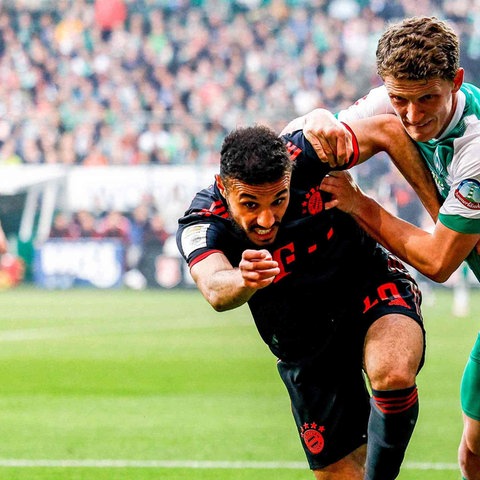 Bayern Münchens Fußballprofi Noussair Mazraoui (l.) im Bundesliga-Spiel bei Werder Bremen im Zweikampf mit Jens Stage