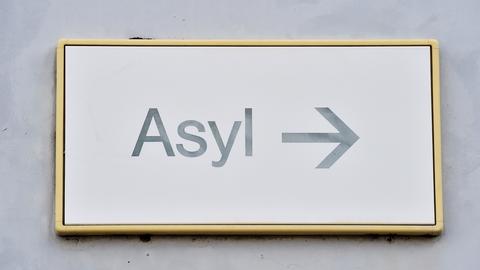 Ein Schild mit der Aufschrift "Asyl" hängt in der Landeserstaufnahme für Asylbewerber in Karlsruhe