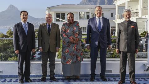 Die Außenminister der BRICS-Gruppe bei einem Treffen in Südafrika.