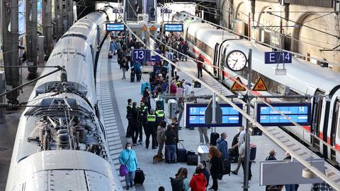 "Aufenthaltszug" steht im Hauptbahnhof Hamburg an Anzeigentafeln, nachdem der Fernverkehr in Norddeutschland zum Erliegen gekommen ist.