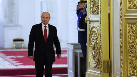 Der russische Präsident Wladimir Putin kommt zu einem Treffen mit Absolventen der militärischen Hochschulen des Landes im Kreml in Moskau