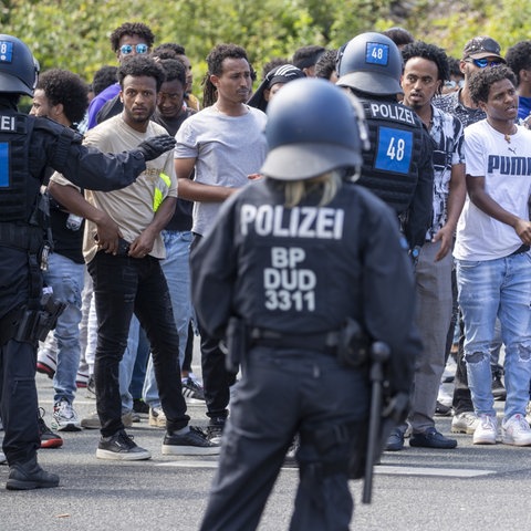 Polizisten und Teilnehmer einer Gegendemonstration des Eritrea-Festivals in Gießen stehen sich gegenüber