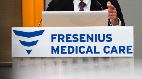 Schriftzug "Fresenius Medical Care" an einem Rednerpult