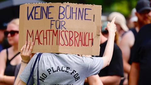 Ein Schild mit der Aufschrift 