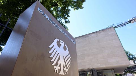 Ein Hinweisschild mit Bundesadler und dem Schriftzug "Bundesgerichtshof", vor dem Bundesgerichtshof