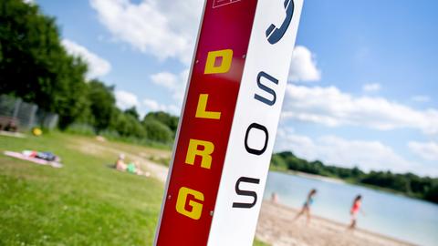 Eine Notrufsäule der DLRG steht an einem Badesee im Ortsteil Veenhusen.
